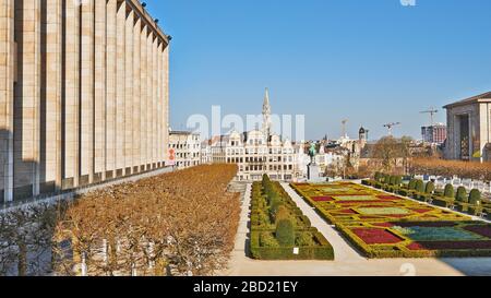 Brüssel, Belgien - 05. April 2020: Der "Montt des arts" in Brüssel ohne Menschen während der Einsperrung. Stockfoto