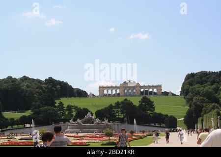 Eine Gruppe von Leuten, die einen Hügel hinauf laufen Stockfoto