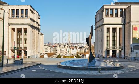 Brüssel, Belgien - 05. April 2020: Der Königsplatz in Brüssel ohne Menschen während der Beengungsfrist. Stockfoto