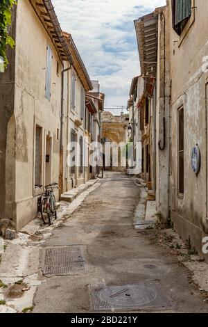 Schöne Seitenstraße in Arles, Provence Stockfoto