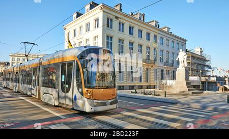 Brüssel, Belgien - 05. April 2020: Leere Straßenbahn auf der Straße Royale in Brüssel während der Einsperrfrist. Stockfoto