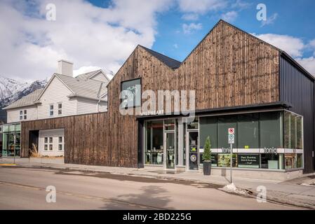 Canmore, Alberta - 4. April 2020: Blick auf Unternehmen in der Bergstadt Canmore Alberta. Canmore ist ein beliebtes Touristenziel in der Nähe von Banff Stockfoto