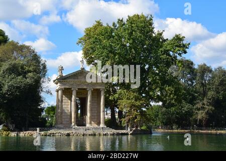 Tempio di Esculapio - Tempel des Asklepios im Park der Villa Borghese in der Stadt Rom, Italien Stockfoto