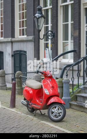 Vespa in Amsterdam, Niederlande Stockfoto