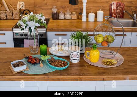 Snacks und Tee an der Theke zu Ostern. Stockfoto