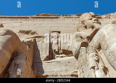 Statuen von Ramses II. Und Ra-Horakhty, Abu Simbel, Ägypten Stockfoto