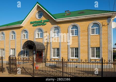 DIVEVO, RUSSLAND - 25. AUGUST 2019: Gasthaus Svetoch im Dorf Taucho Stockfoto