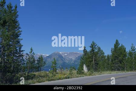 Blick auf die Fahrt durch den Grand Teton National Park in Wyoming. Stockfoto