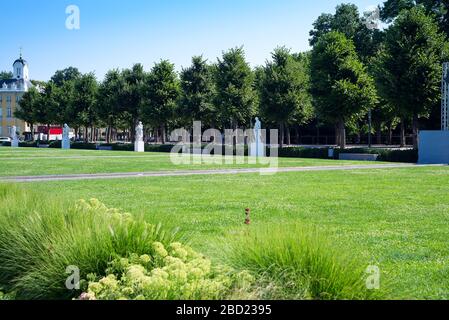 Karlsruhe, Deutschland - 27. Juli 2018. Schloss Karlsruhe mit grünem Garten und Statuen auf dem Gebiet des Architekturparks am Sommertag im CIT Stockfoto