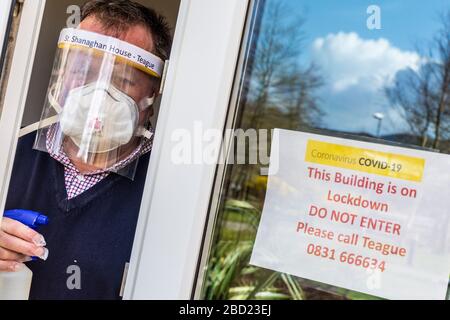 Ardara, County Donegal, Irland. April 2020. Teague McFadden, Residential Services Manager bei der St. Shanaghan House Sheptered Housing Association, trifft zusätzliche Vorsichtsmaßnahmen aufgrund des Coronavirus Covid-19, einer Pandemie, die in Pflegeheimen in Irland Anhäufungen von Infektionen beobachtet hat. Stockfoto