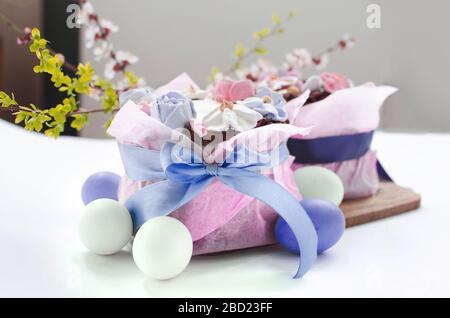 Festlicher Osterkuchen mit Blumenschmuck und Grün Stockfoto