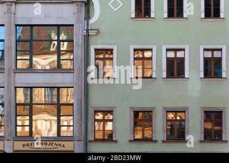 Die Kirche St. Elisabeth spiegelte sich in den Glasfenstern der Gebäude gegenüber Stockfoto