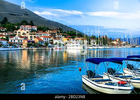 Wunderschönes Dorf Agia Efimia, Blick auf Jachten, Meer und Berge, Insel Cefalonia, Griechenland. Stockfoto