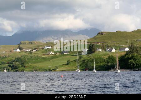 Segelyachten auf Liegeplätzen in Carbost Village, in der Nähe von Talisker Brennerei, Loch Harport, Isle of Skye, Hebrides, Schottland Stockfoto