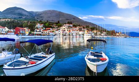 Traditionelles Dorf Agia Efimia bei Sonnenuntergang, Insel Cefalonia, Griechenland. Stockfoto