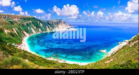 Schöner Strand von Petani, Blick auf türkisfarbenes Meer und Berge, Kefalonia, Griechenland. Stockfoto