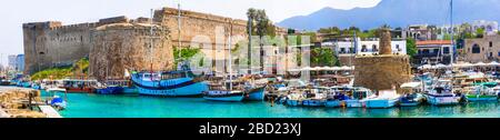 Schöne Altstadt von Kyrenia, Blick auf türkisfarbenes Meer und Schloss, Insel Zypern. Stockfoto