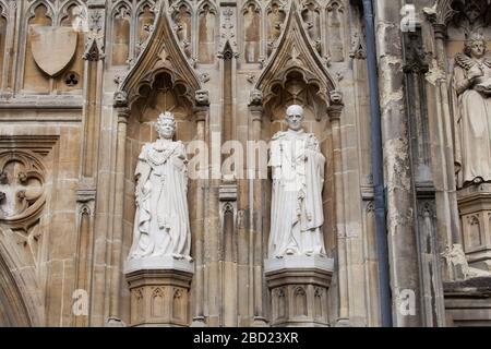 Statuen von Königin Elizabeth II und Prinz Philip in der Kathedrale von Canterbury Stockfoto