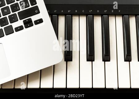 Tastatur und Computer. Konzepte des Lernens, Musik online zu Hause, von zu Hause aus, autodidaktisch oder autodidaktisch zu spielen Stockfoto