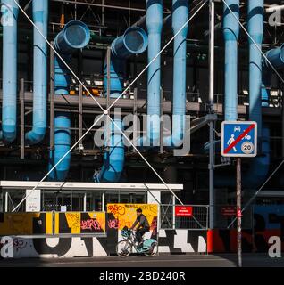 PARISER LOCKDOWN: SONNIGER TAG IN PARIS Stockfoto