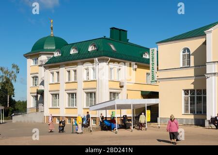 DIVEEVO, RUSSLAND - 25. AUGUST 2019: Pilgerzentrum des Heiligen Dreifaltigkeitskonvents Seraphim-Diveevo Stockfoto