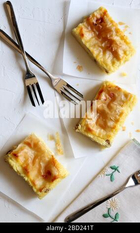 Stücke hausgemachtes traditionelles griechisches Gebäck - Bougatsa-Gebäck aus Phyllo-Teig und Pudding. Draufsicht. Stockfoto