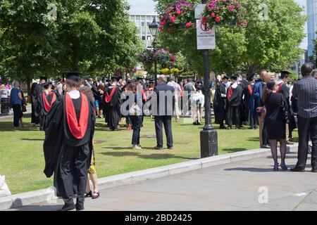 Studenten der Universität versammeln sich vor der Kathedrale von Bristol vor ihrer Abschlussfeier Stockfoto