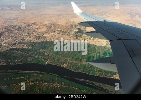 Luftaufnahme des Nils und der grünen Vegetation entlang seiner Ufer in der östlichen Wüste, in der Nähe von Luxor, Ägypten Stockfoto