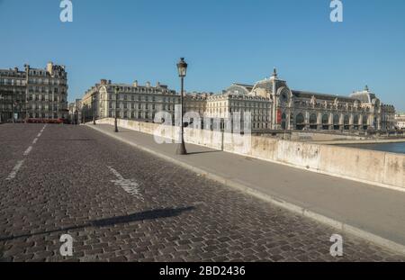 PARISER LOCKDOWN: SONNIGER TAG IN PARIS Stockfoto