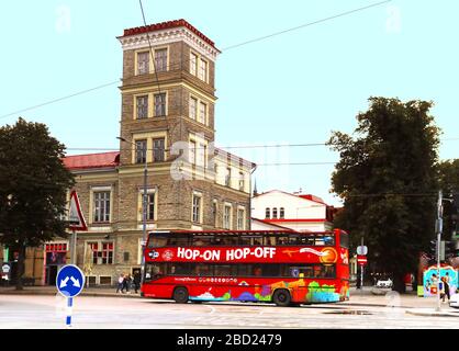 Tallinn, Estland - 30. August 2019: Sightseeing-Bus mit Touristen in der Nähe des Rotermann-Viertels Stockfoto