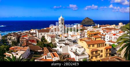 Traditionelles Dorf Garachico, Blick auf die alte Kathedrale, Häuser und Meer, Insel Tenera, Spanien. Stockfoto