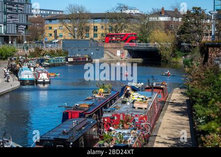 London, Großbritannien. April 2020. Menschen, die am 5. April 2020 im East Area London, Großbritannien, am Regents Canal spazieren und trainieren. Kredit: Erica Dezonne/PX Imagens/ZUMA Wire/Alamy Live News Stockfoto