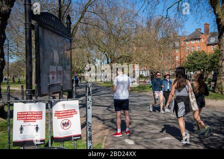 London, Großbritannien. April 2020. Menschen, die am 5. April 2020 im London Fields Park, East Area von London, Großbritannien, spazieren gehen und trainieren. Kredit: Erica Dezonne/PX Imagens/ZUMA Wire/Alamy Live News Stockfoto