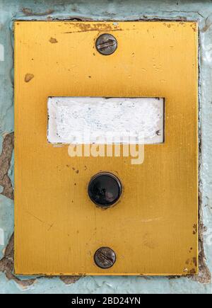 Alte Türklingelplatte mit leerem gelöschtem Etikett Stockfoto