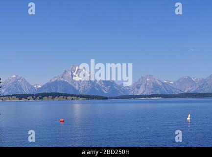 Panoramablick auf die Jackson Lake Dam mit den Grand Teton Bergketten im Hintergrund. Stockfoto