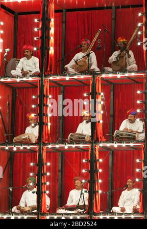 Roysten Abel dirigierte die Manganiyar-Verführung auf dem WOMAD-Festival, dem Charton Park, Großbritannien. Juli 2012 Stockfoto