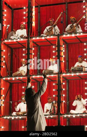 Roysten Abel dirigierte die Manganiyar-Verführung auf dem WOMAD-Festival, dem Charton Park, Großbritannien. Juli 2012 Stockfoto
