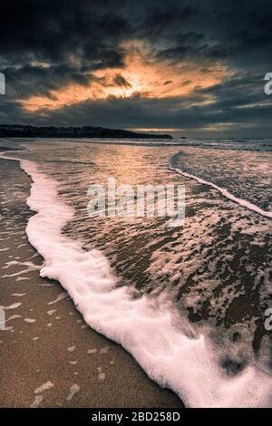 Abendlicht über eine Flut am Fistral Beach in Newquay in Cornwall. Stockfoto