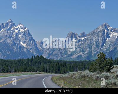 Zerklüftete Bergketten von der kurvenreichen Straße im Grand Teton National Park. Stockfoto