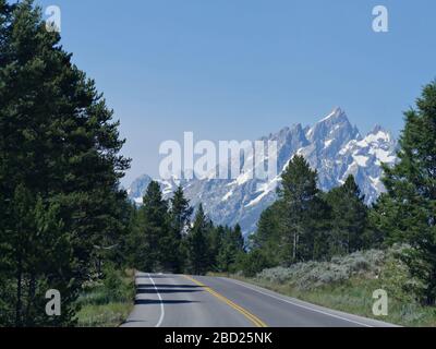 Grand Teton Bergketten von der kurvenreichen Straße im Grand Teton National Park, Wyoming. Stockfoto