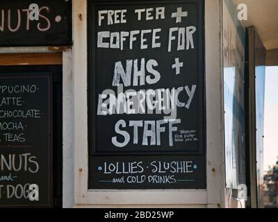 Ein Café in Brighton mit kostenlosen Getränken für die Mitarbeiter des NHS Stockfoto