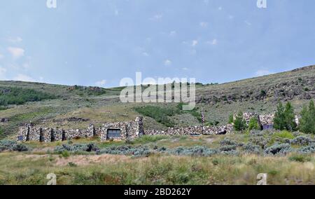 Steinkabinen am Fuß der Berge im Teton Valley, von der Straße in Wyoming aus gesehen. Stockfoto