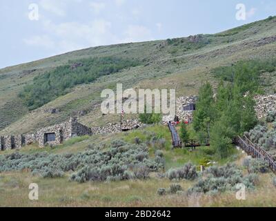 Steinkabinen im Berghang des Teton Valley, von der Straße in Wyoming aus gesehen. Stockfoto
