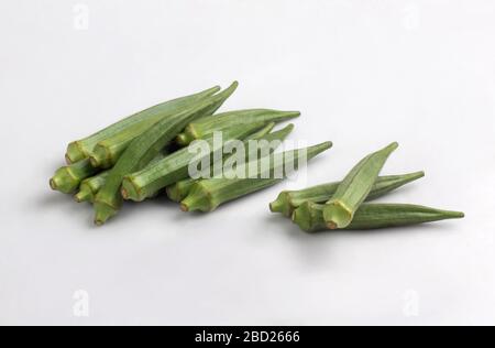 Haufen frischer Okras isoliert auf weißem Hintergrund Stockfoto