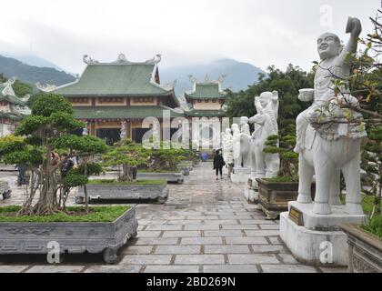 Marmorstatuenfiguren säumen die Bonsai-Gärten bei Vườn Lâm Tỳ Ni im buddhistischen Tempel Chùa Linh Ứng in Da Nang, Vietnam, Asien Stockfoto