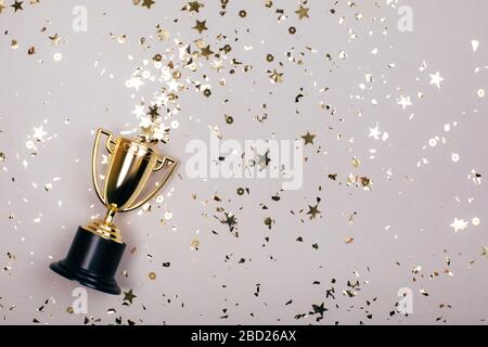 Grauer Hintergrund mit Siegerpokal. Flacher Laienstil. Stockfoto