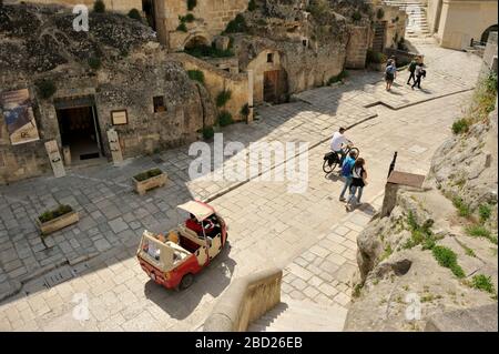 Italien, Basilicata, Matera, Sassi, Sasso Caveoso, Kopfsteinpflasterstraße, Ape Piaggio, Touristentaxi Stockfoto