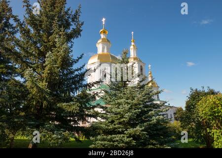 DIVEVO, RUSSLAND - 25. AUGUST 2019: Die Mariä-Verkündigungs-Kathedrale des Klosters Trinity Seraphim-Diveevo im Dorf Taucho Stockfoto