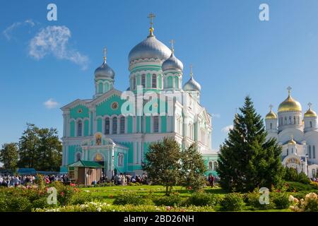 DIVEVO, RUSSLAND - 25. AUGUST 2019: Dreifaltigkeitskathedrale des Klosters Trinity Seraphim-Diveevo im Dorf Taucho Stockfoto