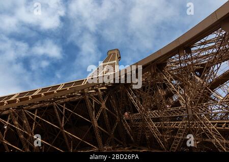 Industrieller Stil aussehende Eiffelturm Basis und bewölkten Himmel in Paris, Frankreich Stockfoto